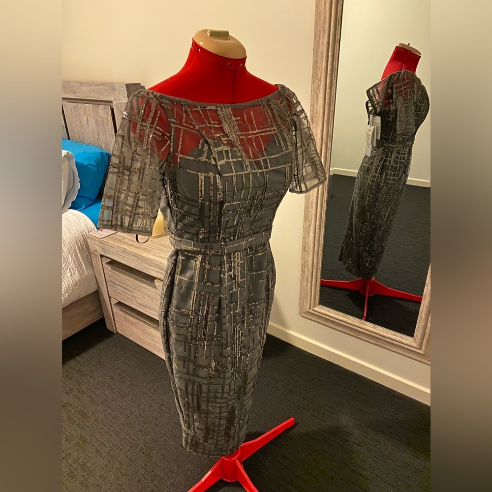 Size 6 Jadore A flattering off-the-shoulder midi dress with metallic detail - Picture 7 of 17